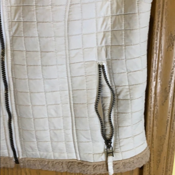 White and cream vest with zip pockets - Picture 2 of 7